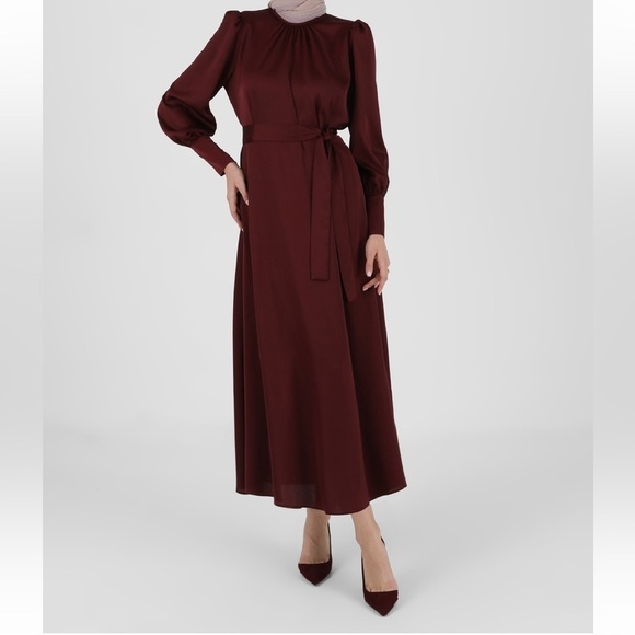 Dresses & Skirts - Satin belted burgundy long sleeve maxi dress